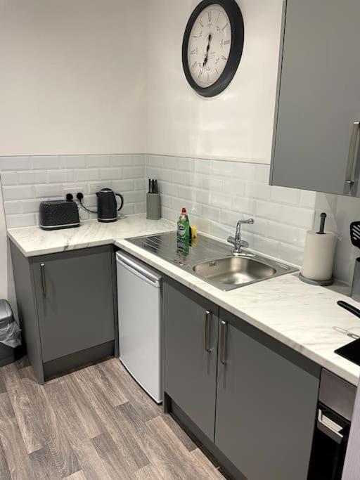 #4Bs 1 Bed Serviced Apartment 德比 外观 照片