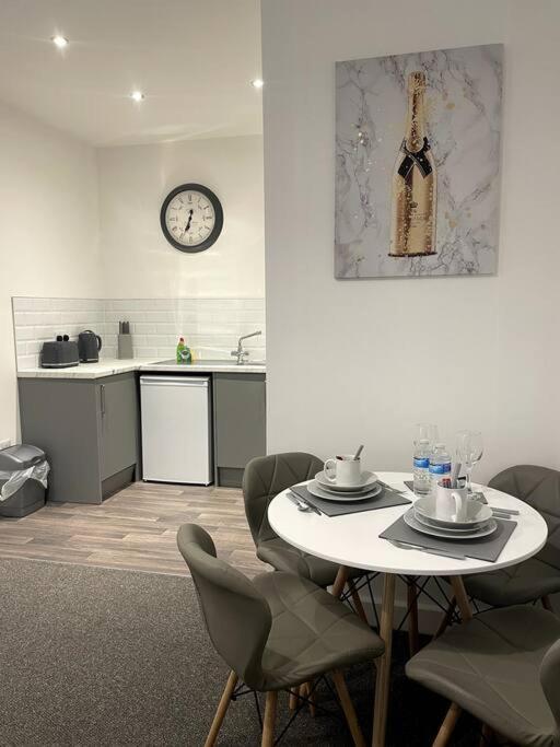 #4Bs 1 Bed Serviced Apartment 德比 外观 照片