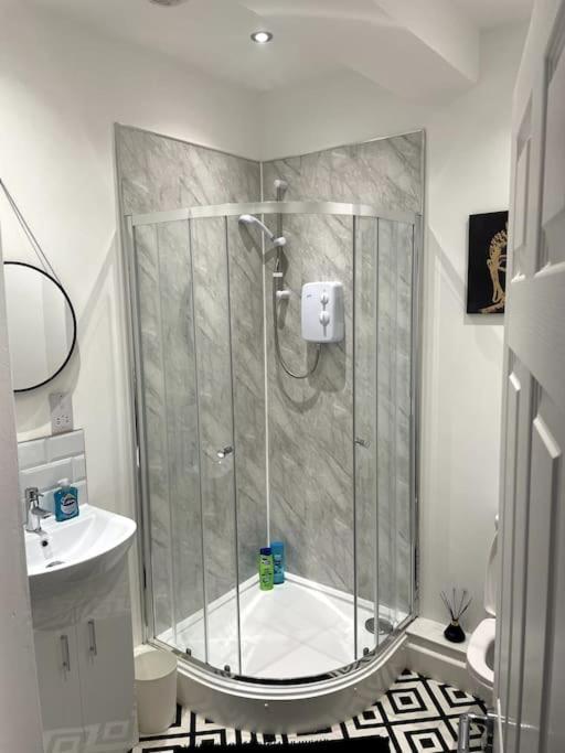 #4Bs 1 Bed Serviced Apartment 德比 外观 照片
