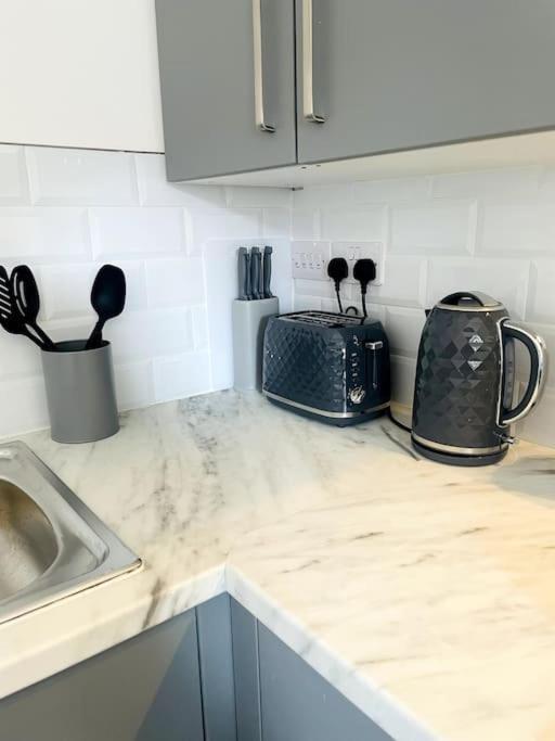 #4Bs 1 Bed Serviced Apartment 德比 外观 照片