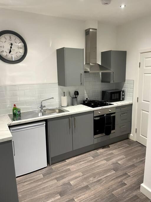 #4Bs 1 Bed Serviced Apartment 德比 外观 照片